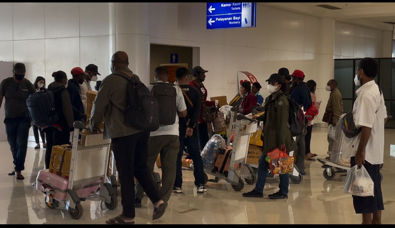 Penumpang Pesawat di Bandara Mopah Merauke, Rabu (23/11/2022). Foto : Ami / Papua60detik